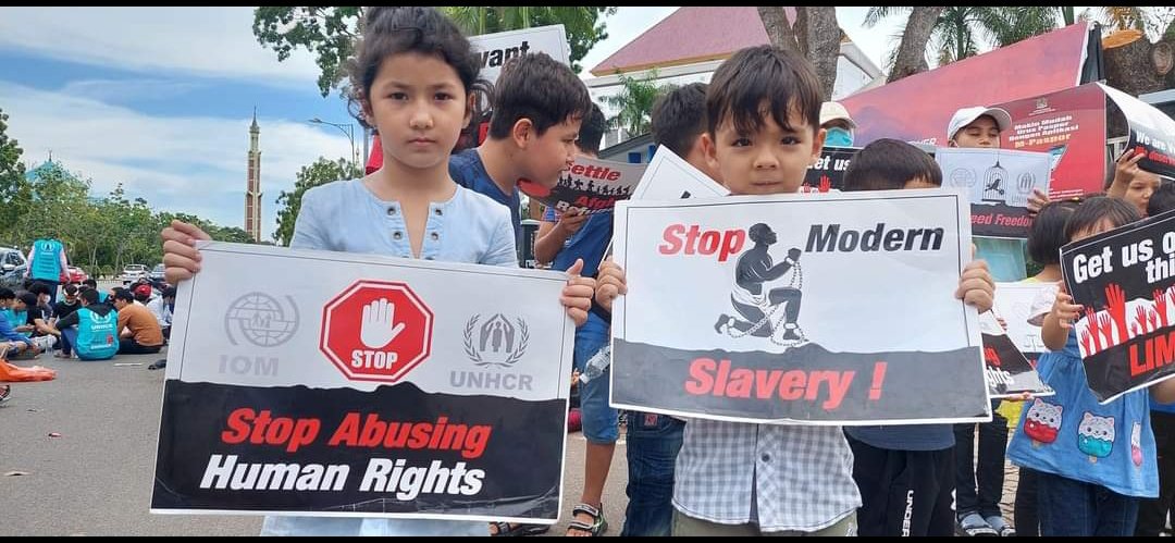 MokhtarHaidari5's tweet photo. #End12YearsInLimbo_Indonesia 
Indonesia struggles with a refugee crisis, leaving many in limbo without a clear future. Limited resources and international complexities complicate efforts to address the plight of these displaced individuals. https://t.co/5TwGbAe4xd