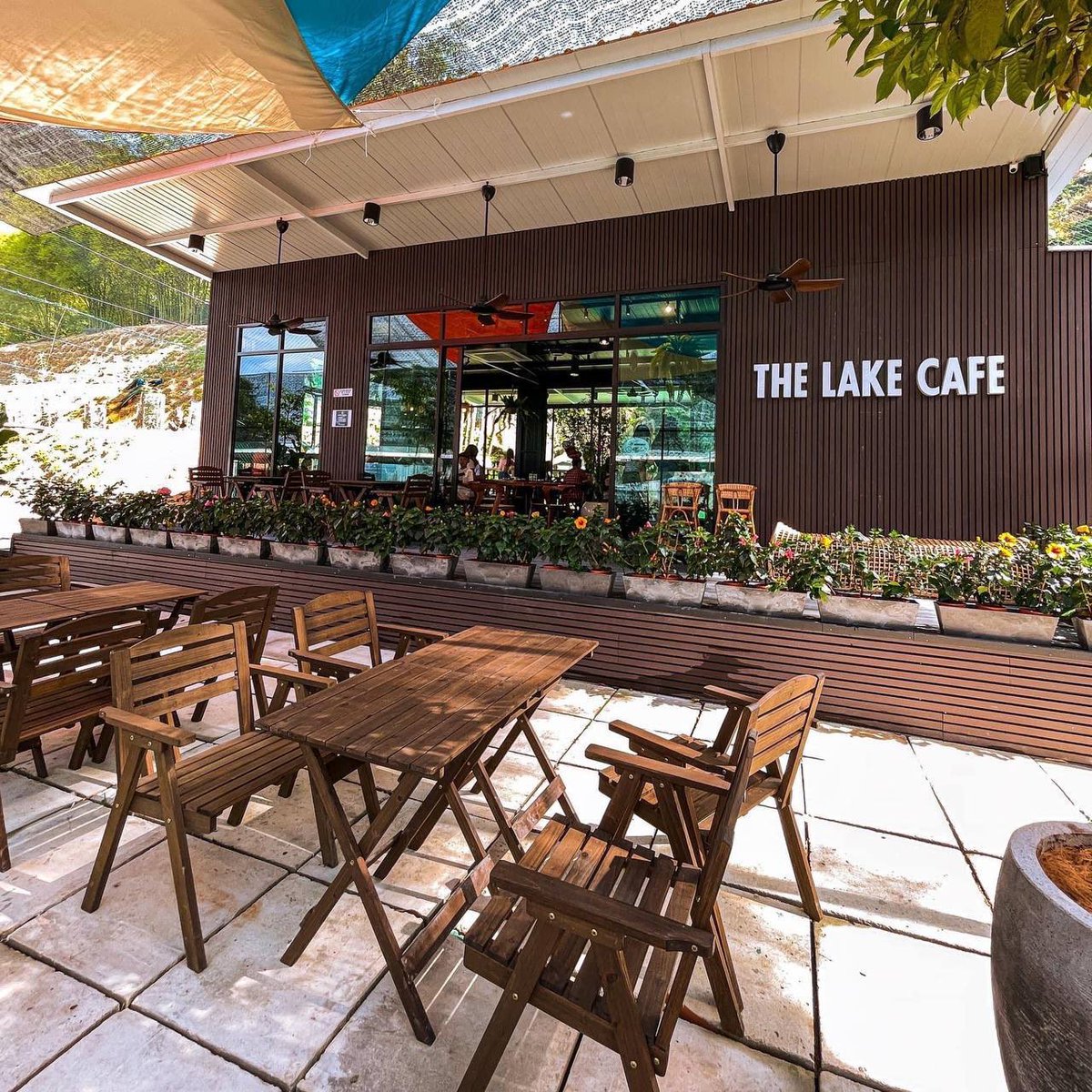 travetopia's tweet photo. Mai Penang wajib singgah kafe tepi tasik ni weyh!

Terletak sebelah dengan Mini Zoo dekat Balik Pulau. Lepas bawak anak pusing2 penat boleh singgah makan2 dekat cafe ni. 

Layan weyh smbil makan boleh layan view tasik. Bolehlah tenang ribut jiwa! https://t.co/etofKBmT8t