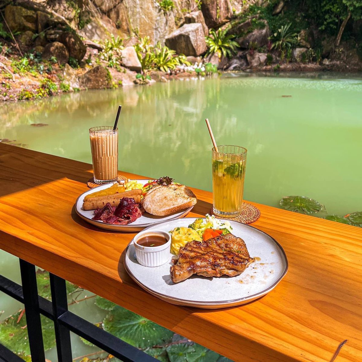 travetopia's tweet photo. Mai Penang wajib singgah kafe tepi tasik ni weyh!

Terletak sebelah dengan Mini Zoo dekat Balik Pulau. Lepas bawak anak pusing2 penat boleh singgah makan2 dekat cafe ni. 

Layan weyh smbil makan boleh layan view tasik. Bolehlah tenang ribut jiwa! https://t.co/etofKBmT8t