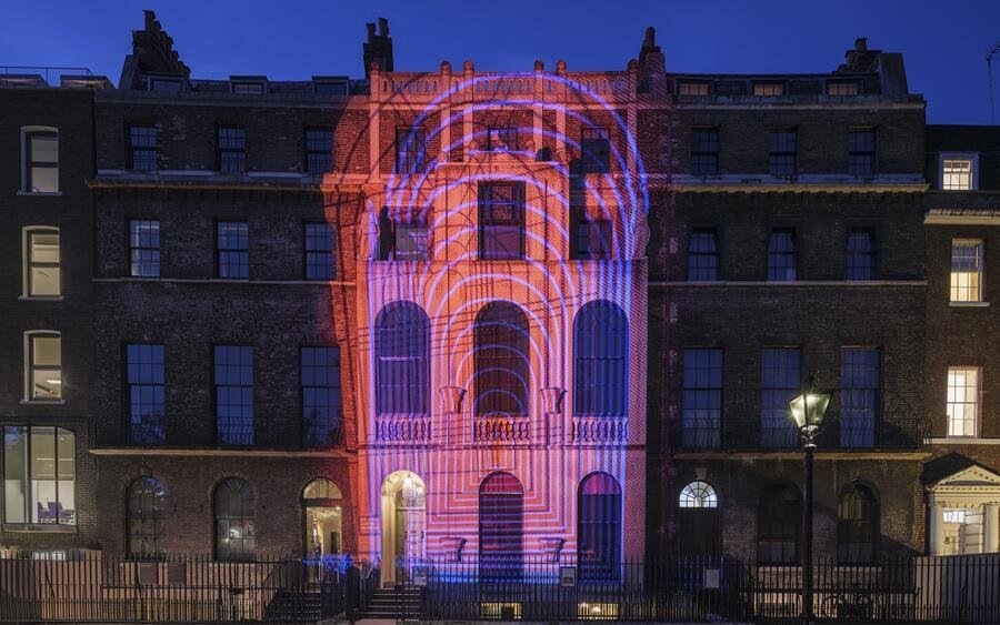 '@SoaneMuseum successfully exhibits, in all their jostling and juxtaposed glory, contemporary attitudes towards the light shows...'

A truly magical account of the Georgian Illuminations exhibition, written by @frankiegardner_ for @BSECS Criticks: 

bsecs.org.uk/criticks-revie…