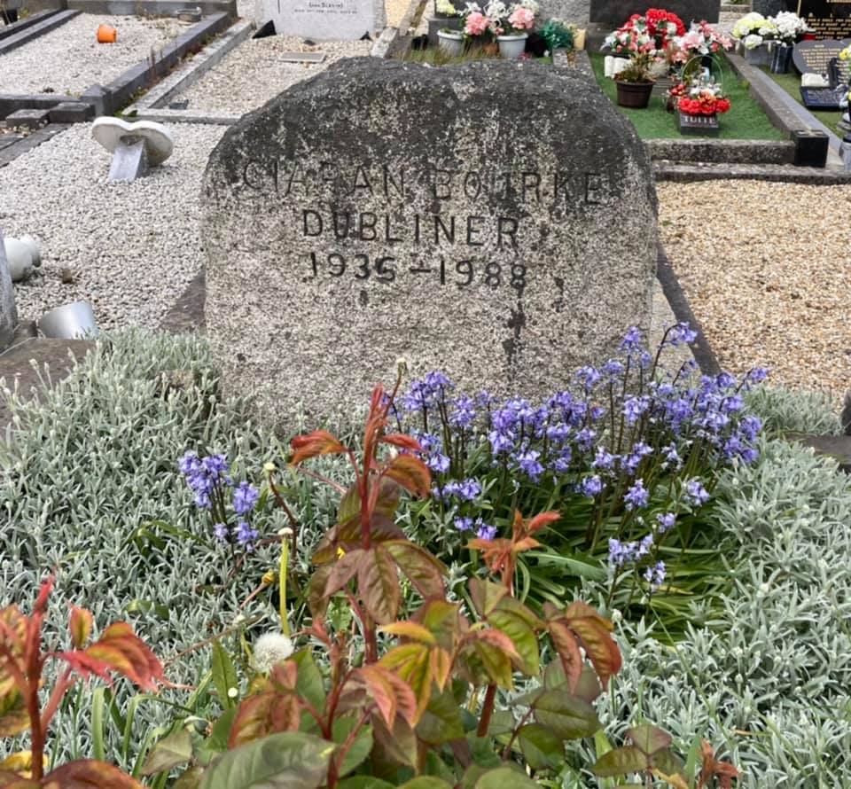 lorraineelizab6's tweet photo. Ciarán Bourke (18 Feb 1935 #Dublin-10 May 1988). Founding member The Dubliners. Guitar, harmonica, tin whistle, vocals esp Irish/humour! Lived #Tibradden Dublin.👨‍🎓 @ucdagfood 🐄🐑👨‍🌾. Didn't take degree but retained interest! 🎶🪈🎸 https://t.co/Jo89LqQG4M https://t.co/uTjJZ6vDSC https://t.co/mqEUeSZteg