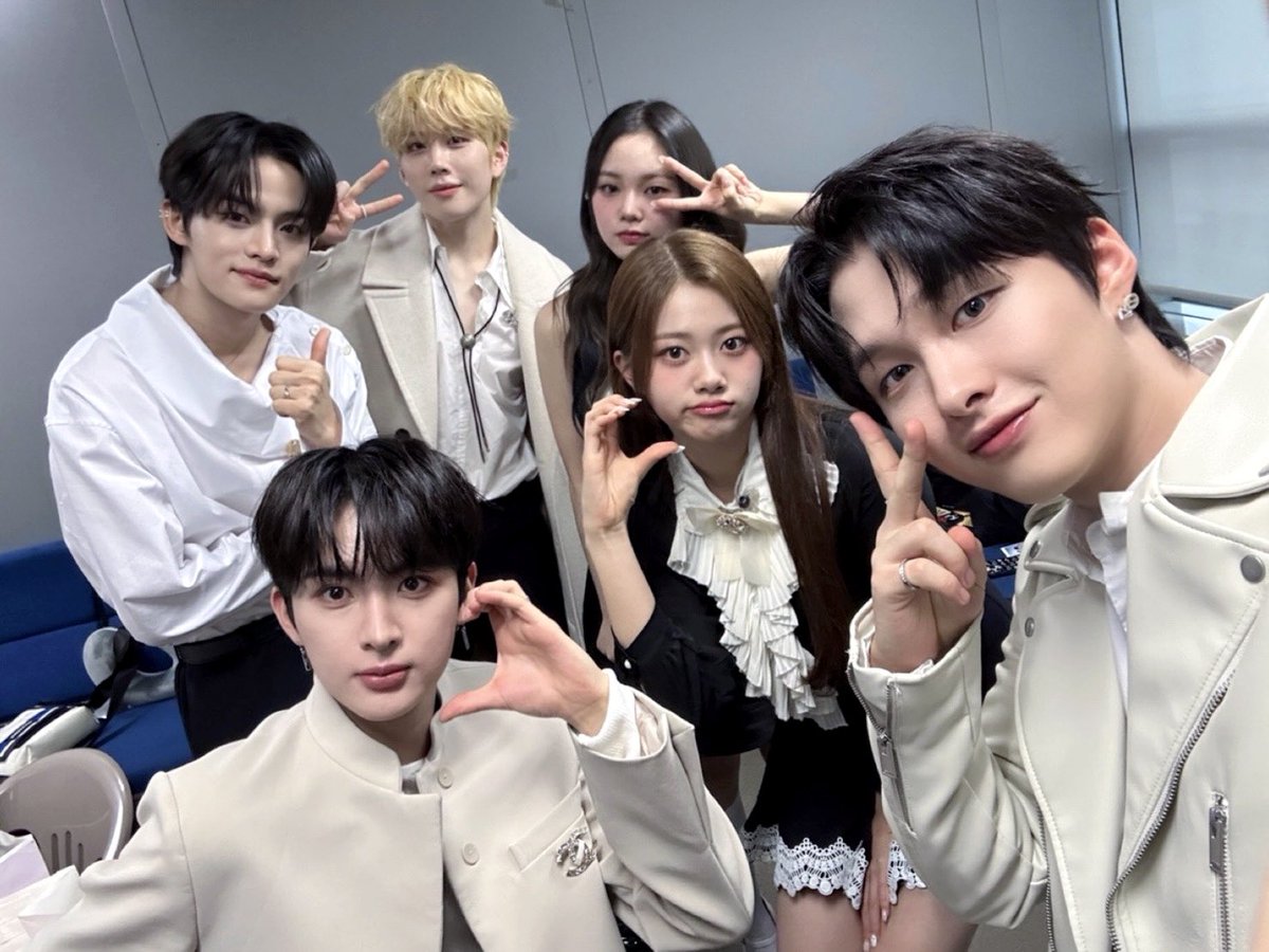 PocketDolStudio's tweet image. [📸]

240218 SBS 인기가요

막방까지 완벽한 A SIX🎵
힘찬 응원 덕분에 행복하게 마무리할 수 있었어요 감사합니다🫶

#ASIX #에이식스
#사랑모두거짓말