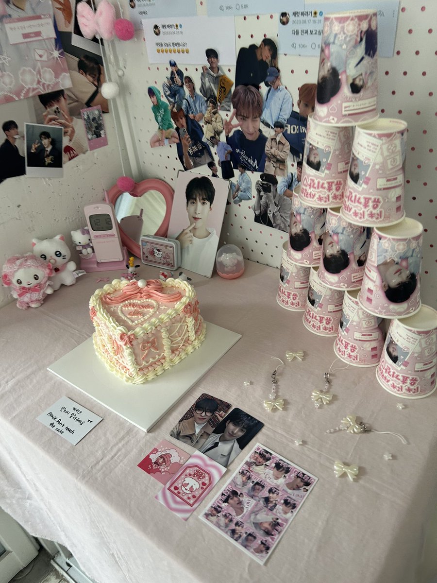 sorang_0116's tweet photo. 📍카페 소공원 [ ドキドキ 사랑의 유효기간♡ ]
#900일_뒤_더_도아할_차례 #pinklenseffect

와ㅏㄴ전 핑크핑크 !! 진짜 안에 너무 예쁘게 잘 꾸며주심🥺💗 커피.. 맛있었음.. 
특전 기본인데도 너무 예뻤어🥹 https://t.co/hJepzLb4Aj