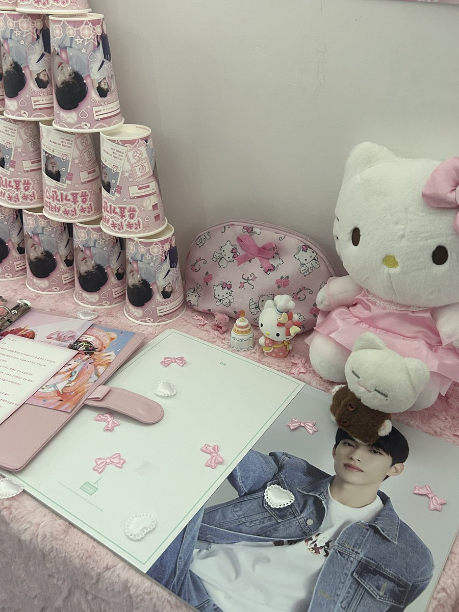 sorang_0116's tweet photo. 📍카페 소공원 [ ドキドキ 사랑의 유효기간♡ ]
#900일_뒤_더_도아할_차례 #pinklenseffect

와ㅏㄴ전 핑크핑크 !! 진짜 안에 너무 예쁘게 잘 꾸며주심🥺💗 커피.. 맛있었음.. 
특전 기본인데도 너무 예뻤어🥹 https://t.co/hJepzLb4Aj