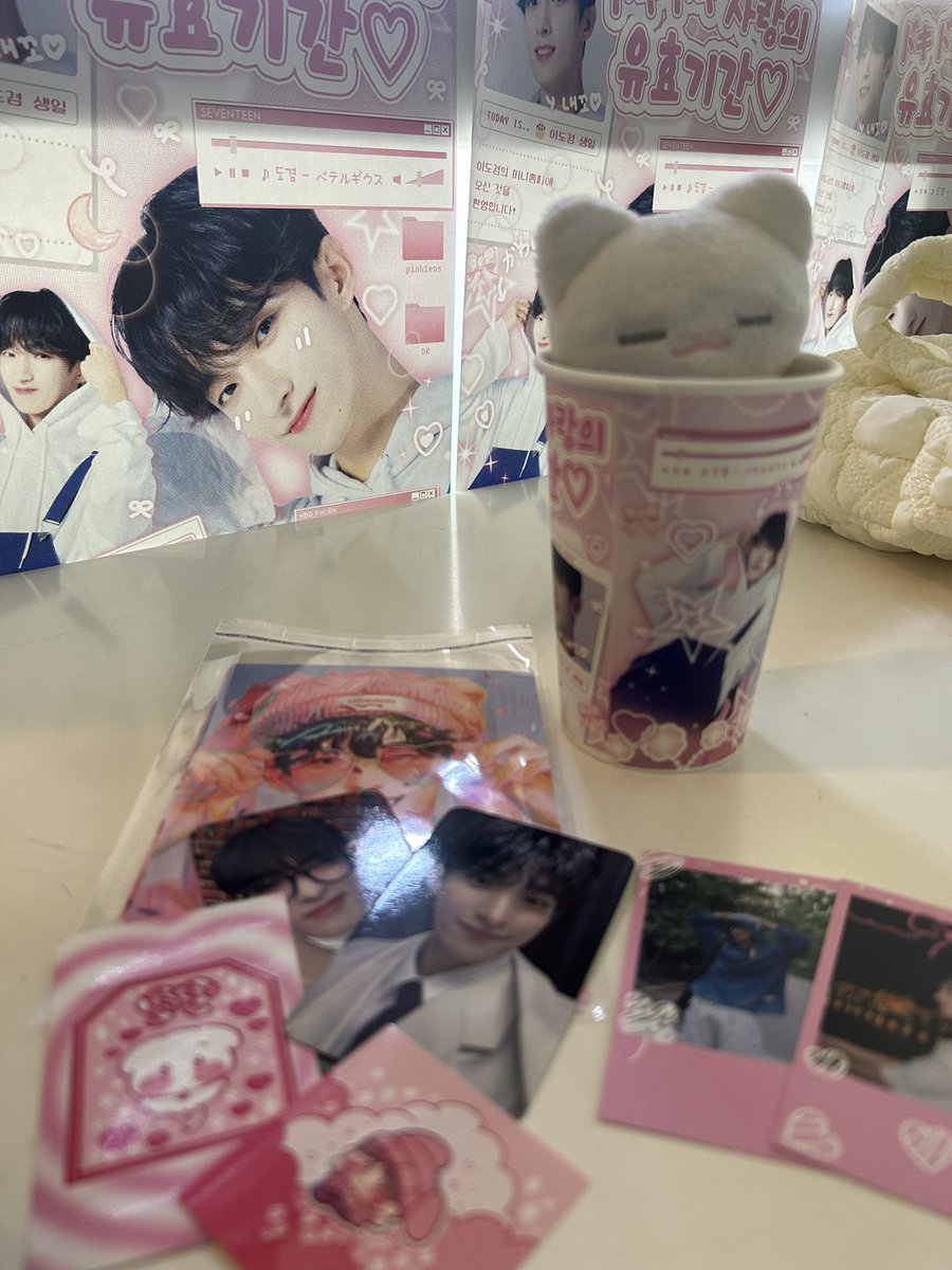 sorang_0116's tweet photo. 📍카페 소공원 [ ドキドキ 사랑의 유효기간♡ ]
#900일_뒤_더_도아할_차례 #pinklenseffect

와ㅏㄴ전 핑크핑크 !! 진짜 안에 너무 예쁘게 잘 꾸며주심🥺💗 커피.. 맛있었음.. 
특전 기본인데도 너무 예뻤어🥹 https://t.co/hJepzLb4Aj