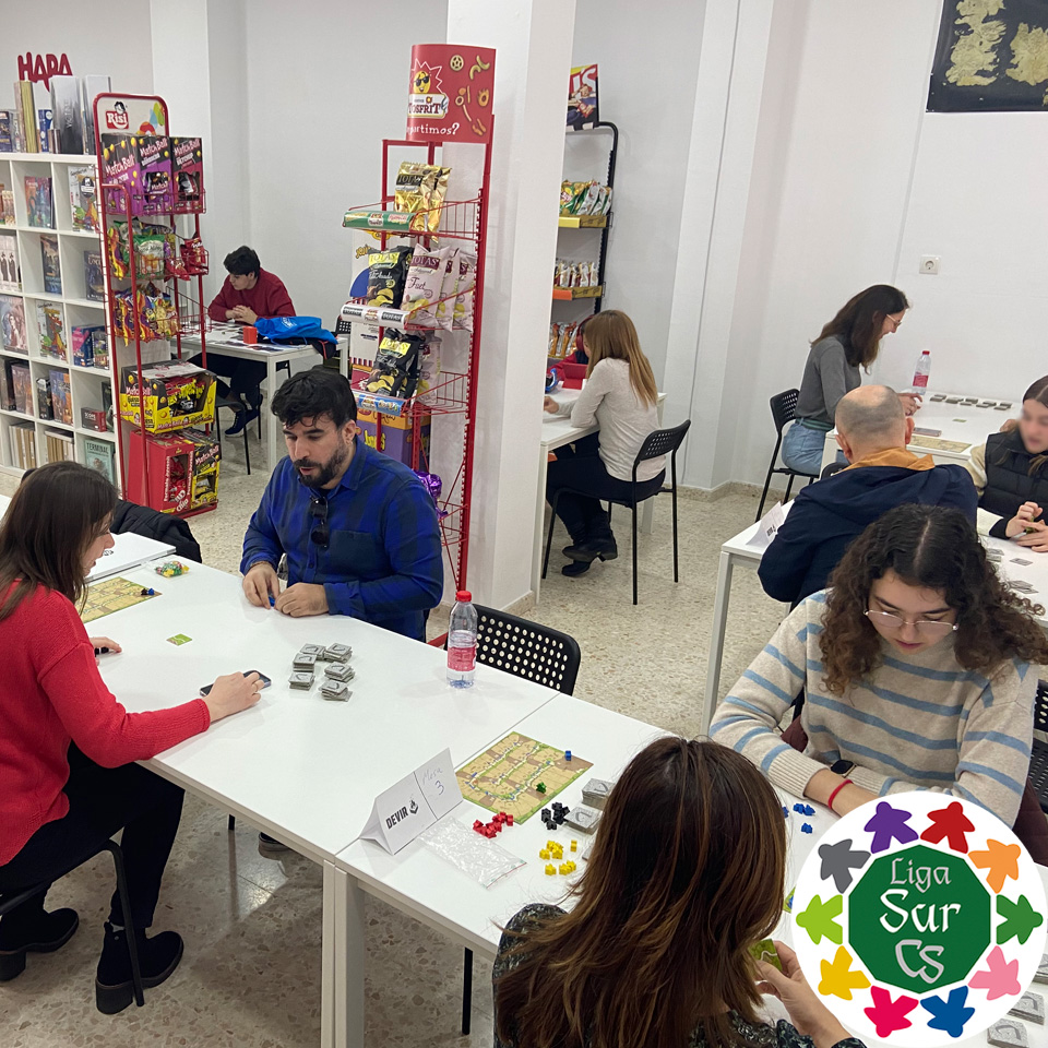 CarcassonneEs's tweet photo. ¡Ayer celebramos el 4º torneo de la #LigaCSSur! Mil gracias a @LaCuevaRoja por acogernos y a @DevirIberia por su apoyo ❤️ Participaron 12 jugadores y la comunidad sigue creciendo con nuevos aficionados 😊. Resultados y clasificación general en https://t.co/Etf4jJiAH7. https://t.co/lFspKR3mS0