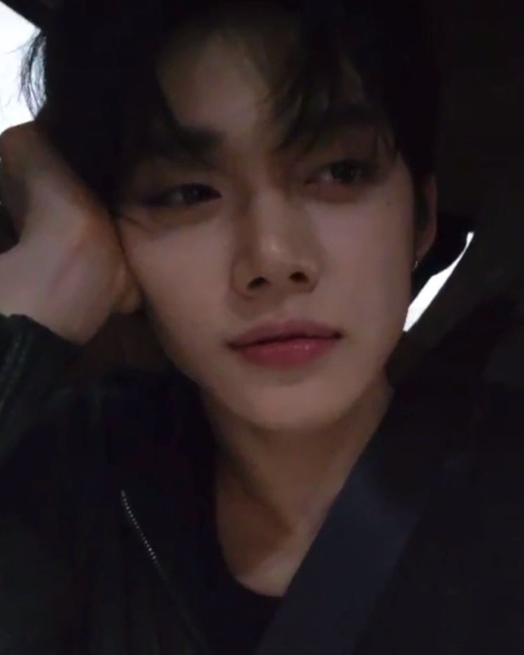 txt_sarangdan2's tweet photo. 아 제발 얘들아 연준사마 얼굴이 말도 안되는데 지금 https://t.co/s0CqXO6lyi