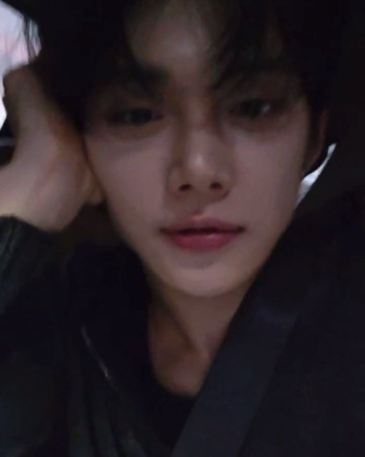 txt_sarangdan2's tweet photo. 아 제발 얘들아 연준사마 얼굴이 말도 안되는데 지금 https://t.co/s0CqXO6lyi