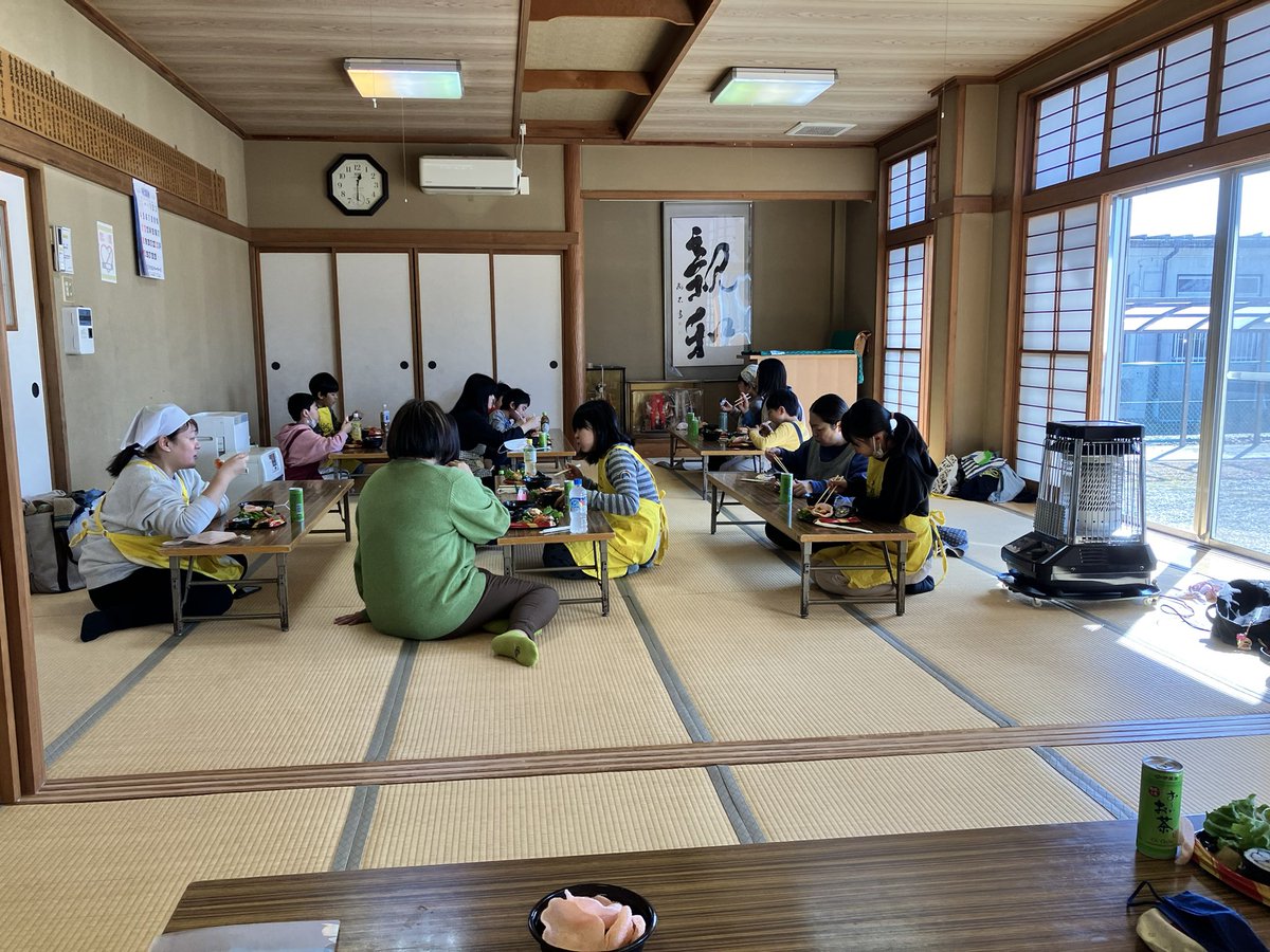 Npo_Synapse40's tweet photo. 子どもからシニアまで誰でも、何処に住んでいても参加できるまちなか・さとやま交流会

豪華な夢のある梅の花を形にした海苔巻きが子ども達の手によって完成

海老フリッター、鶏唐揚、サラダ菜、トマト、デザートはリンゴのコンフォート、海老煎餅 https://t.co/ZkC4gXAHo8
