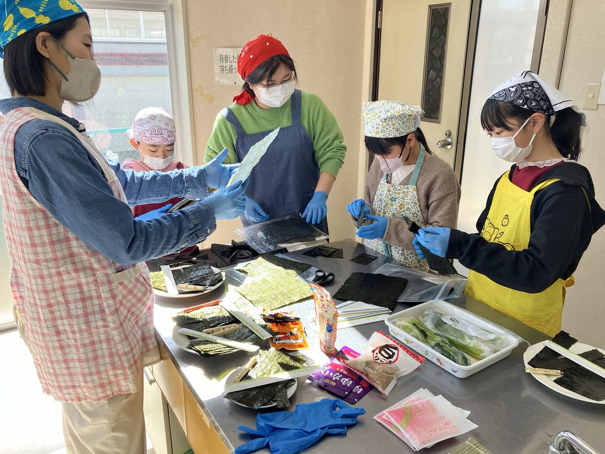 Npo_Synapse40's tweet photo. 子どもからシニアまで誰でも、何処に住んでいても参加できるまちなか・さとやま交流会

豪華な夢のある梅の花を形にした海苔巻きが子ども達の手によって完成

海老フリッター、鶏唐揚、サラダ菜、トマト、デザートはリンゴのコンフォート、海老煎餅 https://t.co/ZkC4gXAHo8