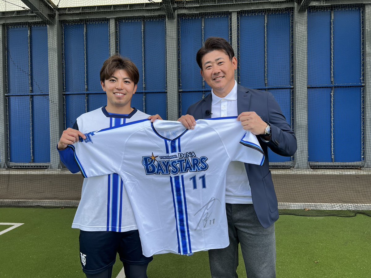SponichiYakyu's tweet photo. 春季キャンプ恒例‼️

スポニチ評論家の #松坂大輔 さんから読者の皆さんにプレゼント🎵

今日は DeNA。

昨季最多勝の #東克樹 投手のサイン入りユニホームを１人に‼️

希望者はこのポストをリポスト&amp;フォローしてください⚾

あすの紙面にも応募方法を掲載します‼️

#スポニチ #baystars https://t.co/HVPU6H1YzD