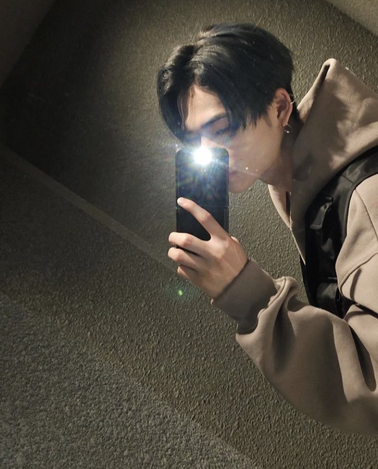 enjaeyun's tweet photo. black haired ni-ki is back im in shambles rn https://t.co/ot5aZO1J8m