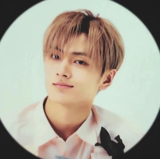 jayhoonsgf's tweet photo. oh damn that smile jay 😩 https://t.co/MeBuF3IZ57