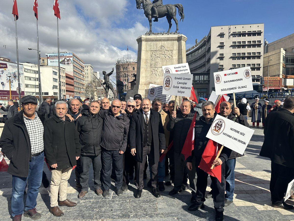 Kahraman Emekli #UzmanÇavuş’larla Ankara Ulus meydandayız.
Binlerceyiz.
Gönüllerde Dualardayız.