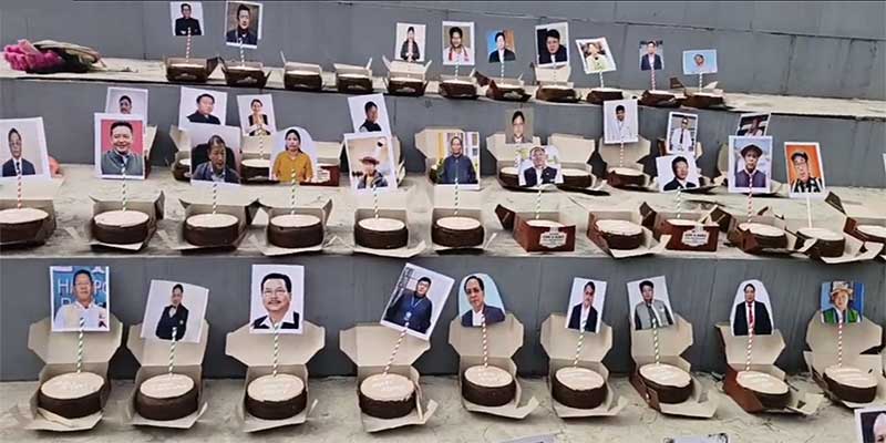 Arunachal24in's tweet photo. LIVE UPDATE of PAJSC Protest- #APPSCFiasco, #PAJSC #Blackday # CakeCutting #PustakJalaoAndolan

Click on the link and read full coverage 
https://t.co/6p1igjiHxg https://t.co/Fs3CDtWS8n
