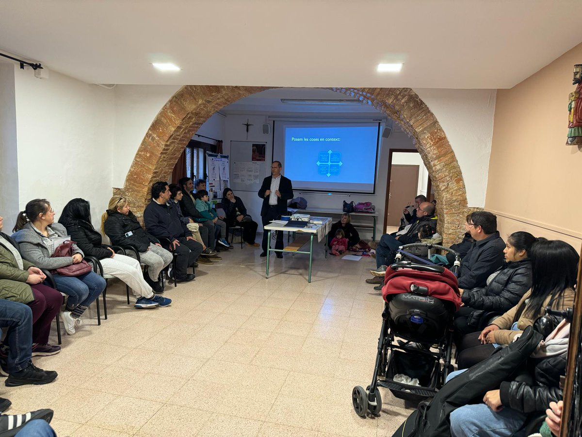 Una sessió molt interessant amb famílies d'Abrera sobre mòbils i educació.