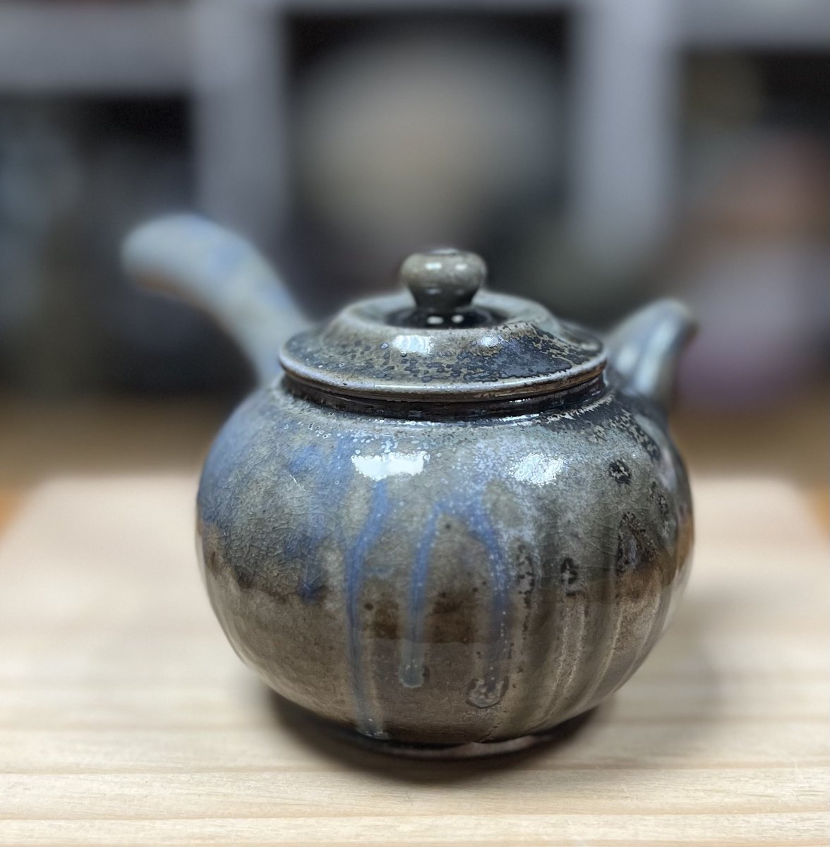 柴燒側把壺。
#急須 #柴燒 #側把壺 #柴燒壺 #拉坏壺