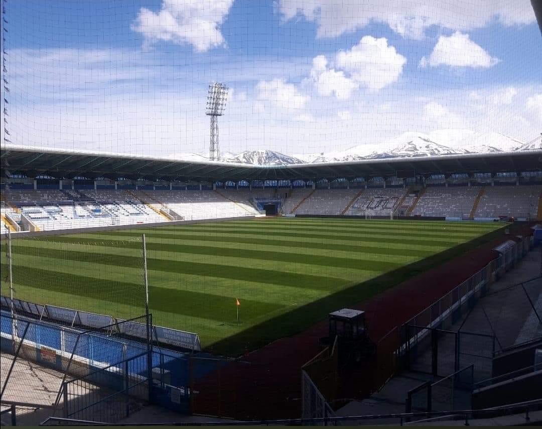 Erzurum Gençlik ve Spor İl Müdürü kim bilmem.Ama eseriyle ekibiyle konuşur insan.Dün Rize’yi gördük, berbat; dün sıcacık Mersin’i gördük, iyi değil.Antalya, Ankara hepsi dökülüyor.
Gidin sorun, Erzurum -15’de nasıl başarıyor da, siz +10 derecede rezil oluyorsunuz.
Bravo Dadaşlar!