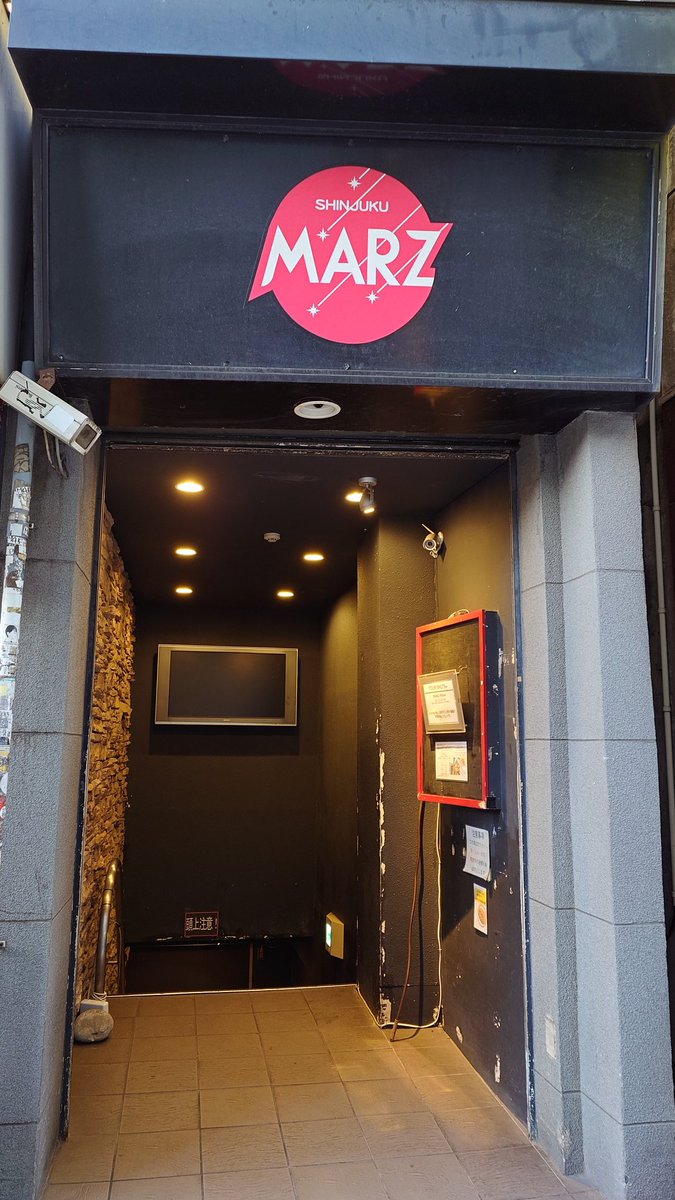 Comoc20210429's tweet photo. 2/18(日)、comme moi最後の対バンライブは、新宿MARZ！！

ほんとうにいろんな思い出が詰まった箱です。
熱い30分ライブ！全力で盛り上げるぞ！！

#comoc
#コムモア https://t.co/PV9yiik5fa