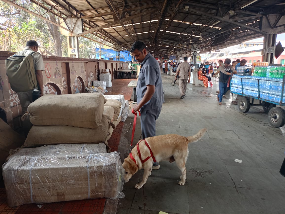 vizagcitypolice's tweet photo. MILAN-2024 సందర్భంగా విశాఖ నగర సీపీ మరియు జాయింట్ సీపీ గారి ఆదేశాల మేరకు రైల్వే స్టేషన్, బస్ స్టేషన్, బీచ్ రోడ్డు మరియు ఇతర ప్రదేశాలలలో డాగ్ స్క్వాడ్ తనిఖీలు నిర్వహిస్తున్న సిబ్బంది. @APPOLICE100 @VizagTP #MILAN2024 #IndianNavy #easternavalcommand https://t.co/ezFGuTB9FP