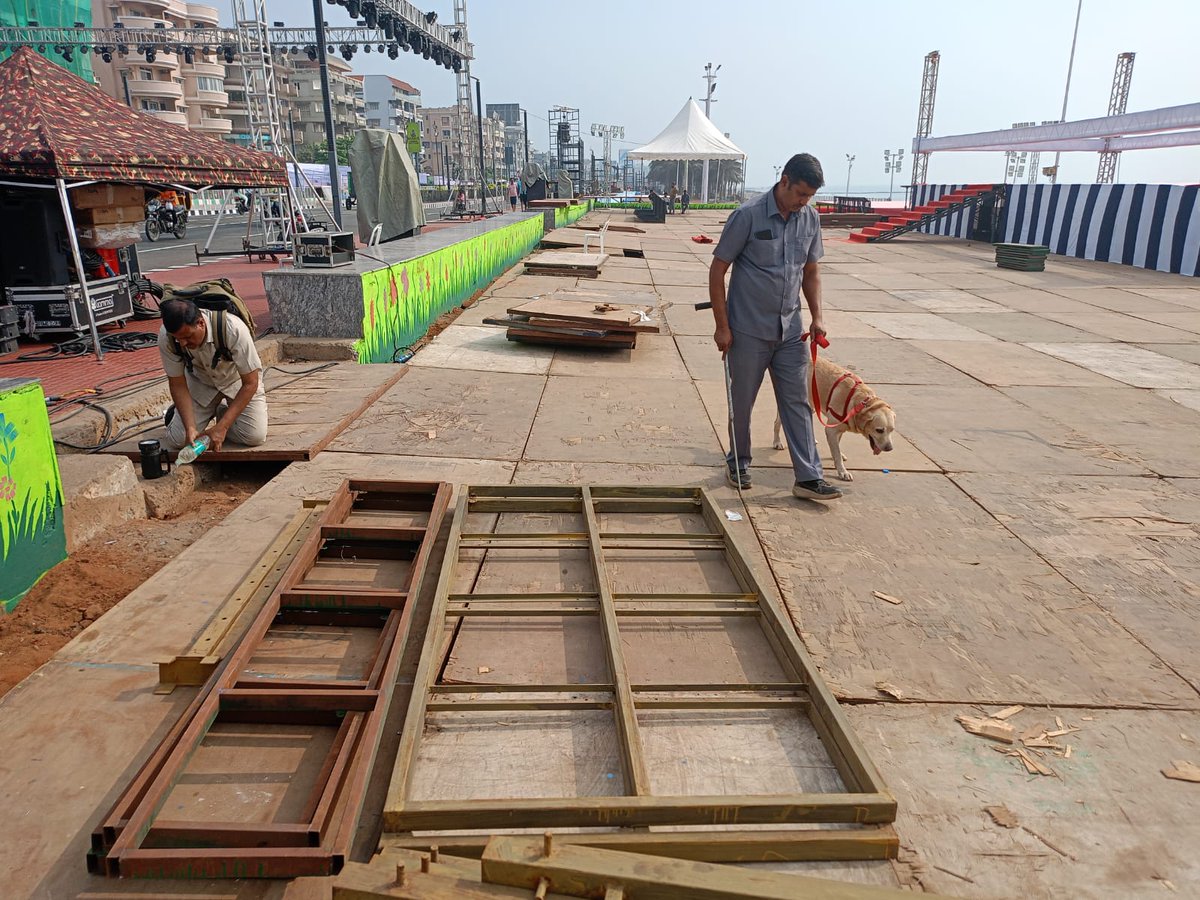 vizagcitypolice's tweet photo. MILAN-2024 సందర్భంగా విశాఖ నగర సీపీ మరియు జాయింట్ సీపీ గారి ఆదేశాల మేరకు రైల్వే స్టేషన్, బస్ స్టేషన్, బీచ్ రోడ్డు మరియు ఇతర ప్రదేశాలలలో డాగ్ స్క్వాడ్ తనిఖీలు నిర్వహిస్తున్న సిబ్బంది. @APPOLICE100 @VizagTP #MILAN2024 #IndianNavy #easternavalcommand https://t.co/ezFGuTB9FP