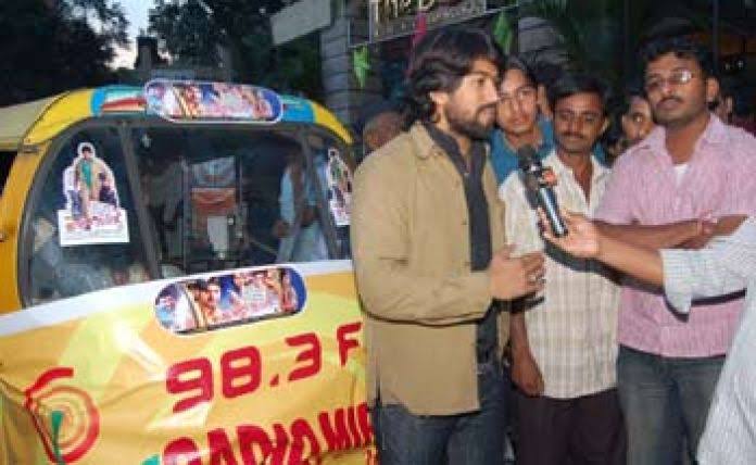 NameIsShreyash's tweet photo. All over India appreciated his simplicity with tweets, posts, videos, print media from various languages and states posted about the latest viral picture of him in a small shop
This is not the first time for him, He is one of the most humble and simple star in KFI ♥️ 

#Yash https://t.co/dXGsH7tNxD