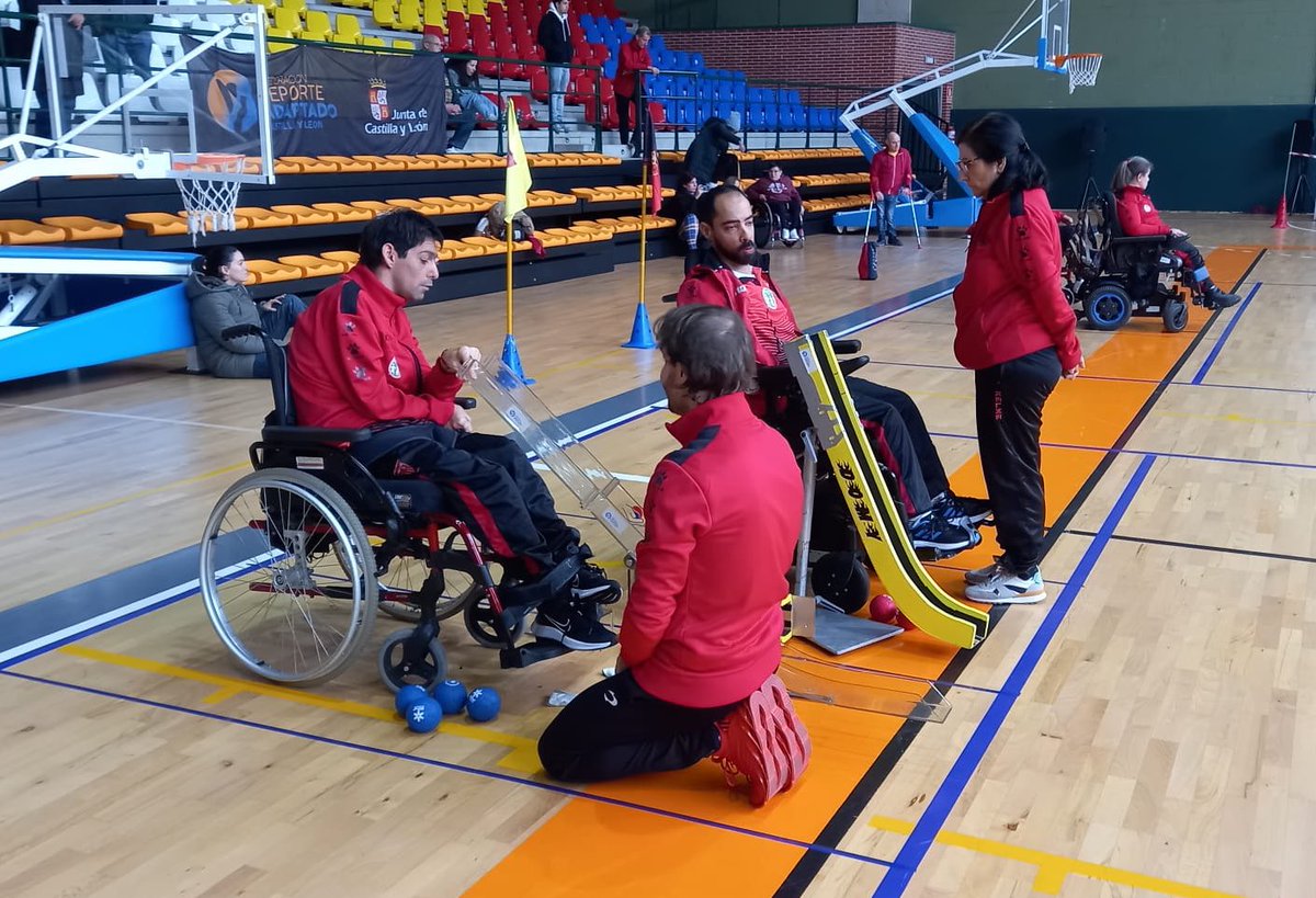 fedeacyl's tweet photo. ¡Gran primera jornada de la Liga de Castilla y León de Boccia! ♿️⚪️🔴🔵

Gracias a @AspaceSalamanca y @avivasalamanca por ser unos grandes anfitriones en Carbajosa de la Sagrada https://t.co/gnear859V7