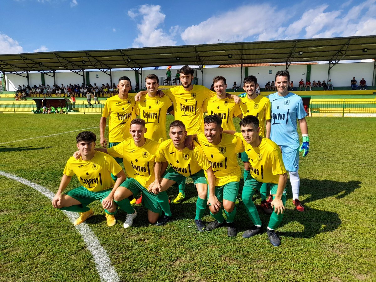 JAReinaGonzalez's tweet photo. La @adcvillanueva logra la primera victoria de su historia en 2ª Extremeña tras año y medio largo: 0-2 en La Albuera.
No es su primer triunfo oficial, pues había ganado un partido de Copa Extremadura.
En la imagen, el primer once de su andadura oficial en la 22-23.
¡Enhorabuena! https://t.co/sFDWNtlKdk
