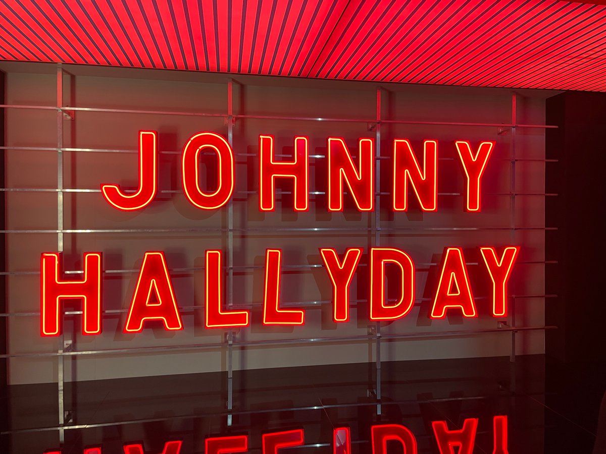 Très belle exposition de Johnny Hallyday au parc des expos de Versailles. Beaucoup d’objets du chanteur et de précisions sur les anecdotes, des films et une reconstitution à l’identique du bureau dans lequel il s’est éteint. Émouvant @JohnnySjh @LHallyday