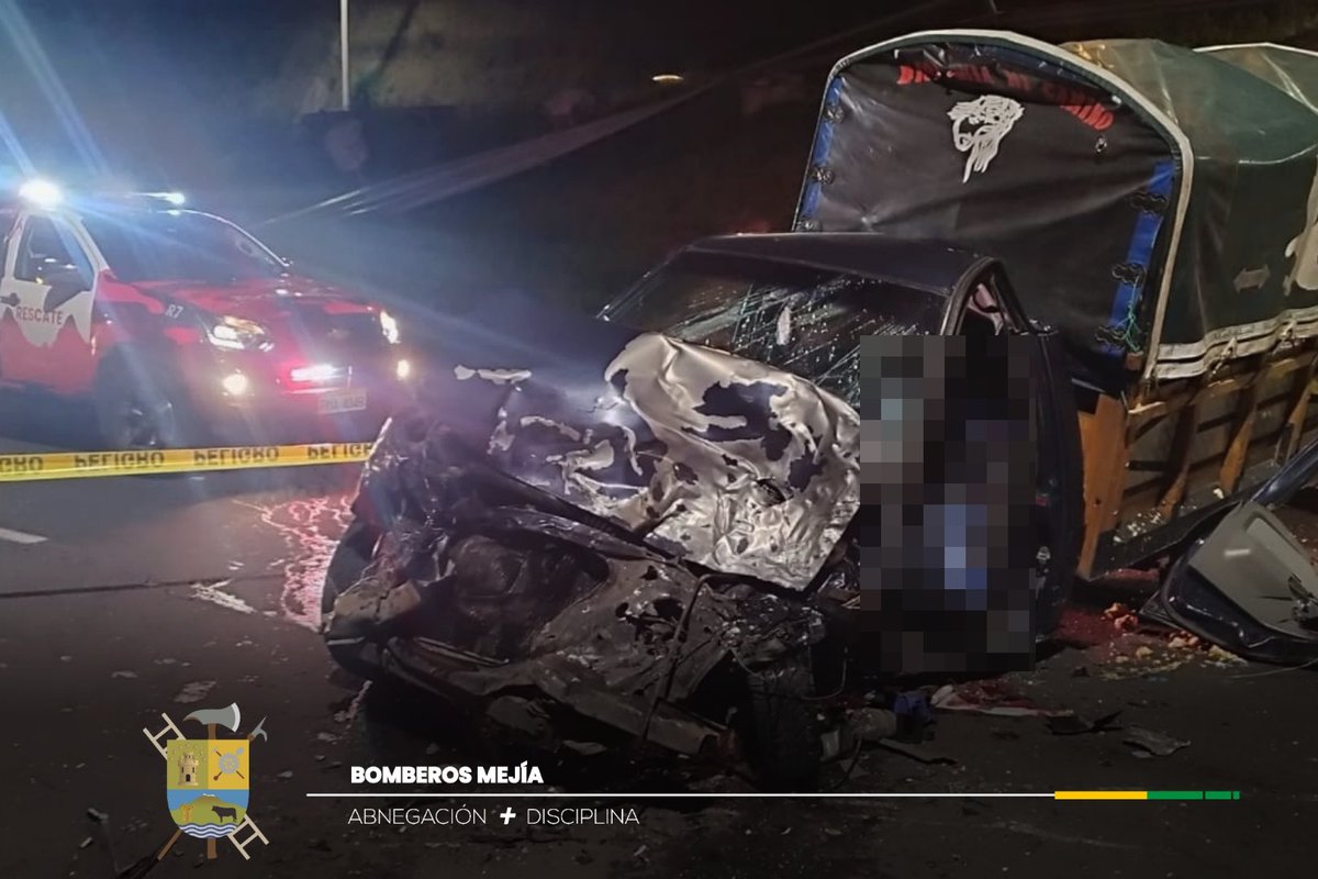 BomberosMejia1's tweet image. Un siniestro de tránsito ✴️ dejó como resultado una persona fallecida y 5 heridos🤕, este suceso se registró en San José de #Tambillo.
Personal de #BomberosMejia 🚒🚑🔰 realizó maniobras de extricación vehicular para liberar a una persona atrapada en la cabina del automotor.
