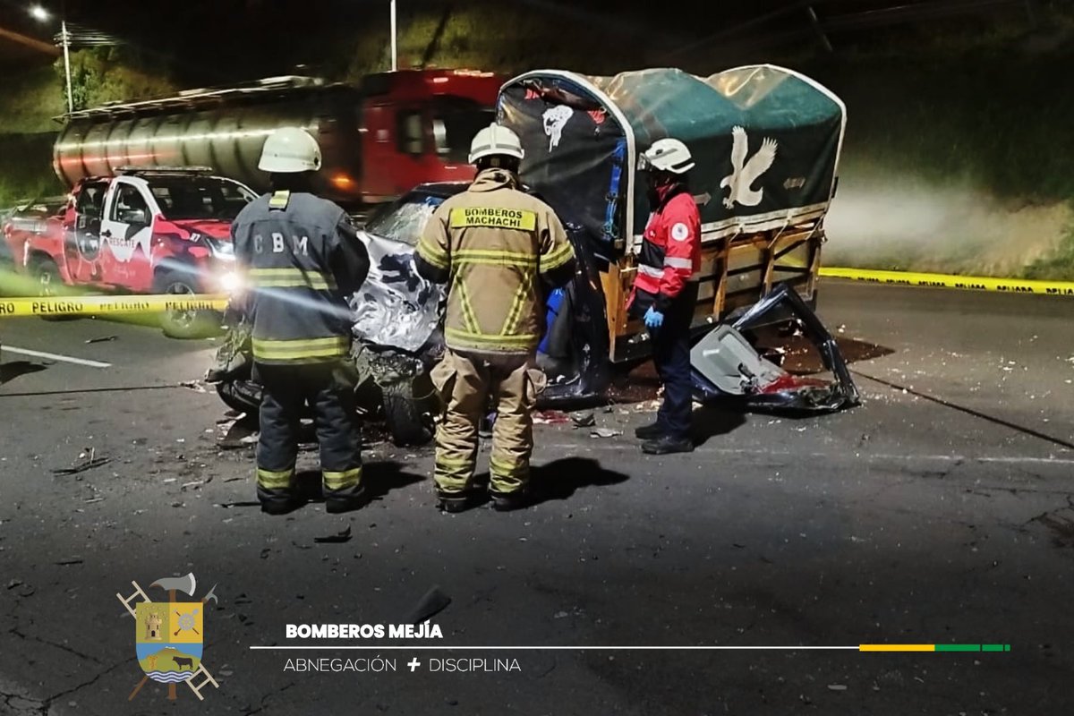 BomberosMejia1's tweet image. Un siniestro de tránsito ✴️ dejó como resultado una persona fallecida y 5 heridos🤕, este suceso se registró en San José de #Tambillo.
Personal de #BomberosMejia 🚒🚑🔰 realizó maniobras de extricación vehicular para liberar a una persona atrapada en la cabina del automotor.