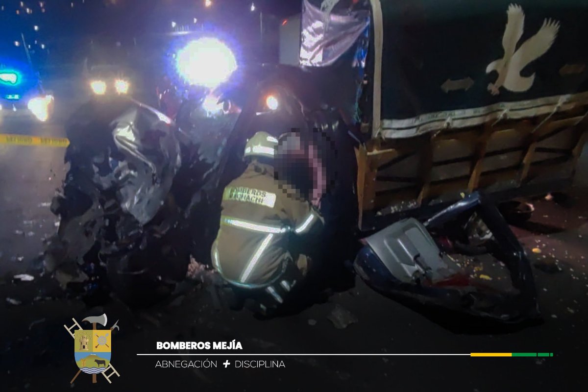 BomberosMejia1's tweet image. Un siniestro de tránsito ✴️ dejó como resultado una persona fallecida y 5 heridos🤕, este suceso se registró en San José de #Tambillo.
Personal de #BomberosMejia 🚒🚑🔰 realizó maniobras de extricación vehicular para liberar a una persona atrapada en la cabina del automotor.