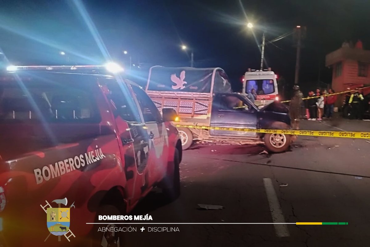 BomberosMejia1's tweet image. Un siniestro de tránsito ✴️ dejó como resultado una persona fallecida y 5 heridos🤕, este suceso se registró en San José de #Tambillo.
Personal de #BomberosMejia 🚒🚑🔰 realizó maniobras de extricación vehicular para liberar a una persona atrapada en la cabina del automotor.