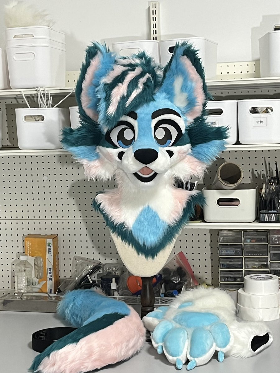 This dog is for sale
DM me🫶
premade mini partial✨✨
2000usd no shipping
#fursuit 
#fursuitmaker 
#FursuitEveryday 
#Fursuitcommission