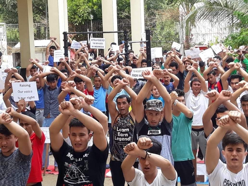 این جوانان پناهنده ، بیشتر از یک دهه بهترین سال های زندگی خود را با عالم ناامیدی در برزخ اندونزی برای رسیدن به یک زندگی آزاد و بدور از هرگونه تعصب و نسل کشی سپری می‌کنند.
#End12YearsInLimbo_Indonesia