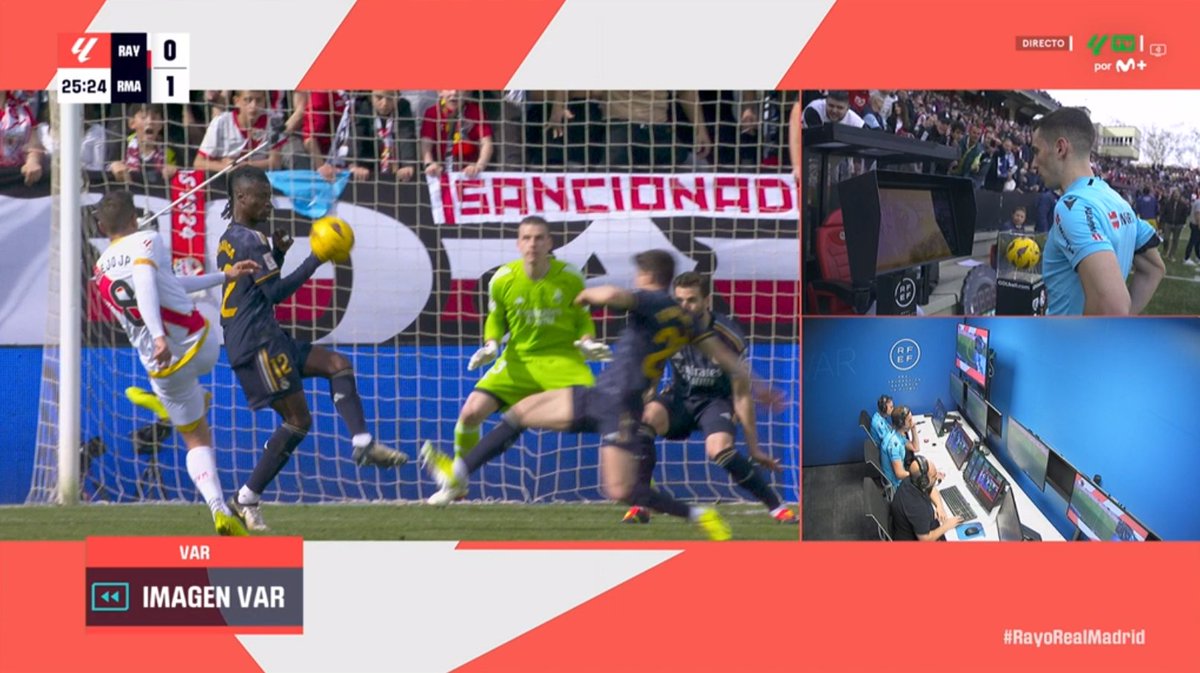 📺 Melero López salvó los muebles de Muñiz Ruiz en el Rayo Vallecano - Real Madrid.

👉🏻 Camavinga, con la mano separada y ocupando un espacio, desvía el remate de Trejo.

✅ PENALTI CLARO.

▪️ El colegiado gallego tuvo que acudir al monitor para revisar la acción.