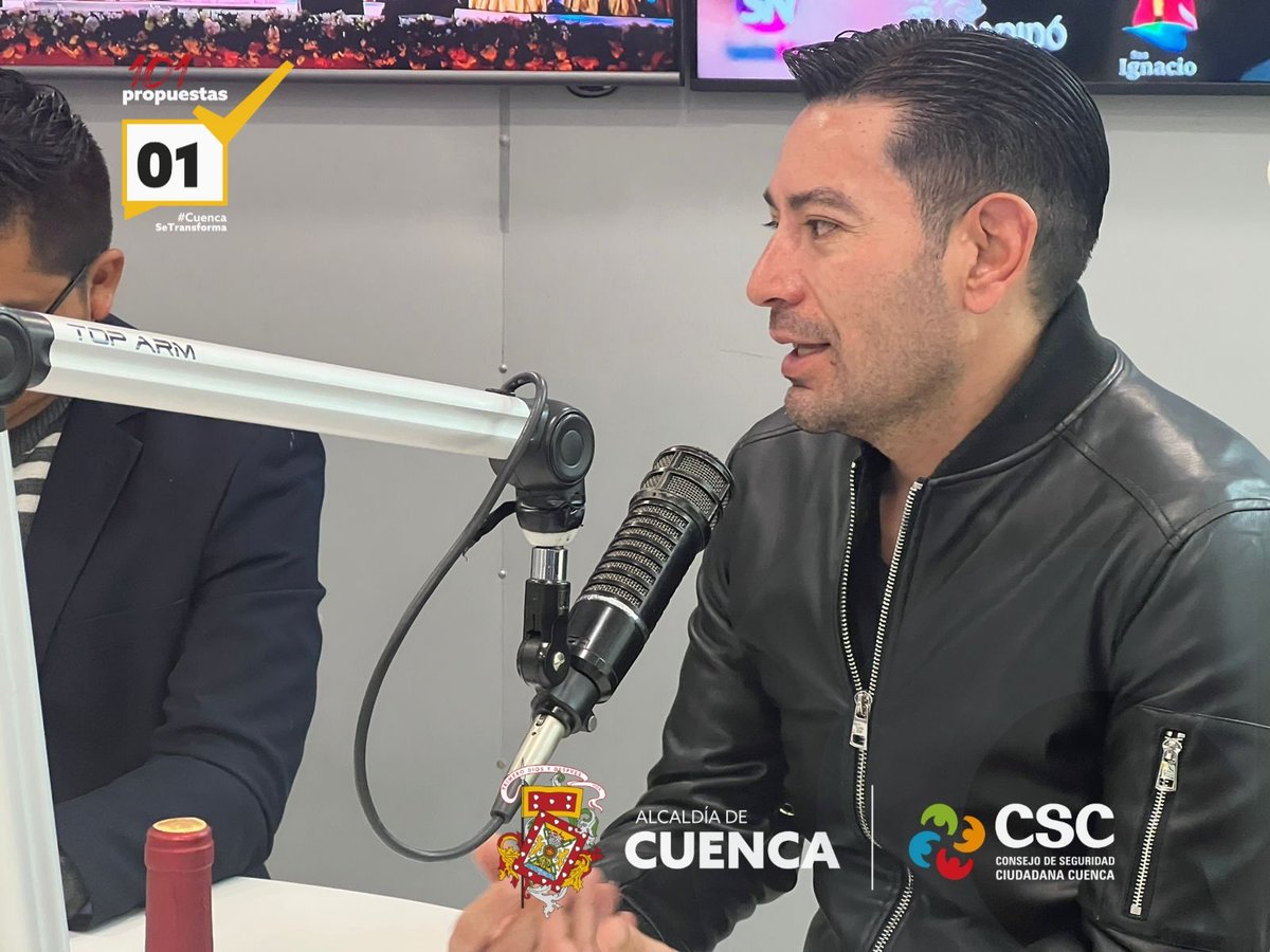 CSC_CUENCA's tweet photo. 🎤¡INFORMAMOS A LA CIUDAD!

El Director Ejecutivo del #CSC_CUENCA Ing. Pablo Cueva hoy mantuvo una entrevista por @LaSuprema961, dio a conocer sobre el trabajo que realiza la institución para precuatelar la #seguridad de todos los ciudadanos. 

#AmorPorCuenca ❤️💛 https://t.co/xBCxhkjL8o