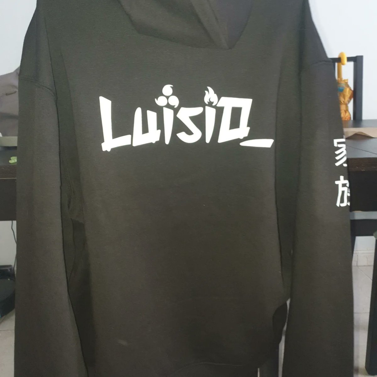 luisi_85's tweet photo. Peazo de regalazo de mis yayitos y de mis princesas!!!!Me ha encantado!!! @DanaFox96 @JuanCesar1912  @Peque27_twitch @Sandmv y Syn, diseño de @nirveh y la podréis encontrar en @Lord_Camisetas !!! Me a echo muchísima ilusión!!!❤❤❤ https://t.co/nSz3UQv0n1