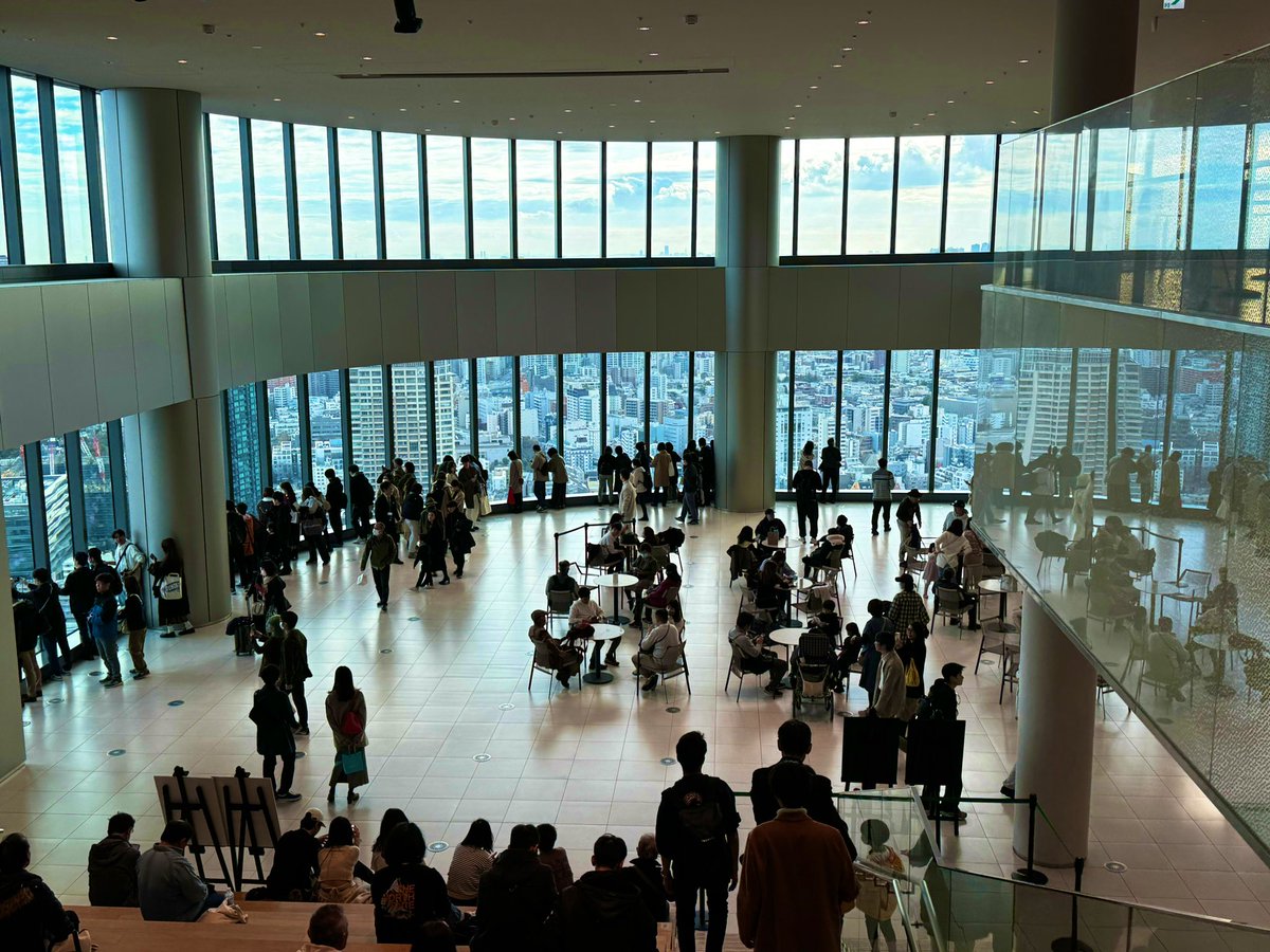 HARAPOKO1's tweet photo. ランチで寄った浜松町から散歩がてら麻布台ヒルズへ。33F無料展望台からは近くの東京タワー、遠くにTheTokyoTowers。そしてパークタワー勝どきも。 https://t.co/KhaKFxVe5I