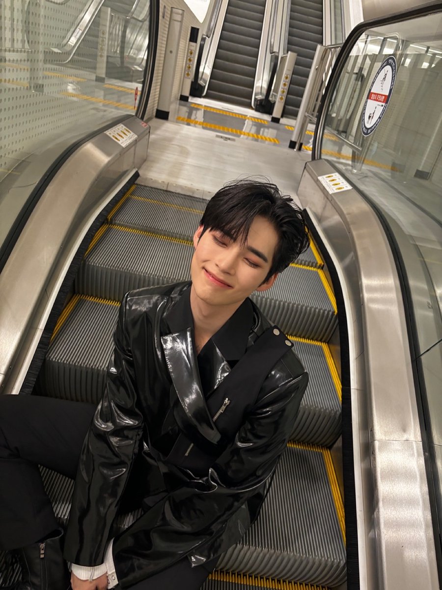 _💌
 
제로즈~🌹
한터차트 시상식 무대 잘 봤나아~
오랜만에 가까이서 보니까 너무 행복했어요☀️

공백기에도 우리 믿고 응원해 준 제로즈 덕분에 나도, 우리 멤버들도 큰 힘 얻어요 :)
앞으로도 많이 보자아~~ 
사랑해요❤️

#SUNGHANBIN #성한빈
#ZEROBASEONE #ZB1 #제로베이스원