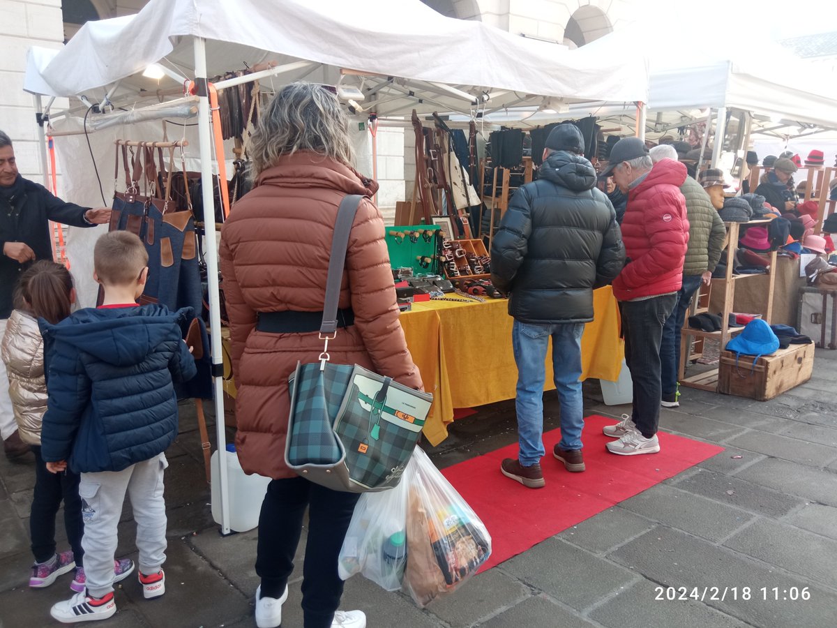 18/2/24. Particolare afflusso stamattina alle bancarelle dei prodotti tipici regionali (Piemonte, Toscana, Calabria,...) e di altri oggetti di bigiotteria lungo Corso del Popolo a Chioggia... Ancora tutto il pomeriggio di oggi per chi vuole rifornirsi di queste specialità