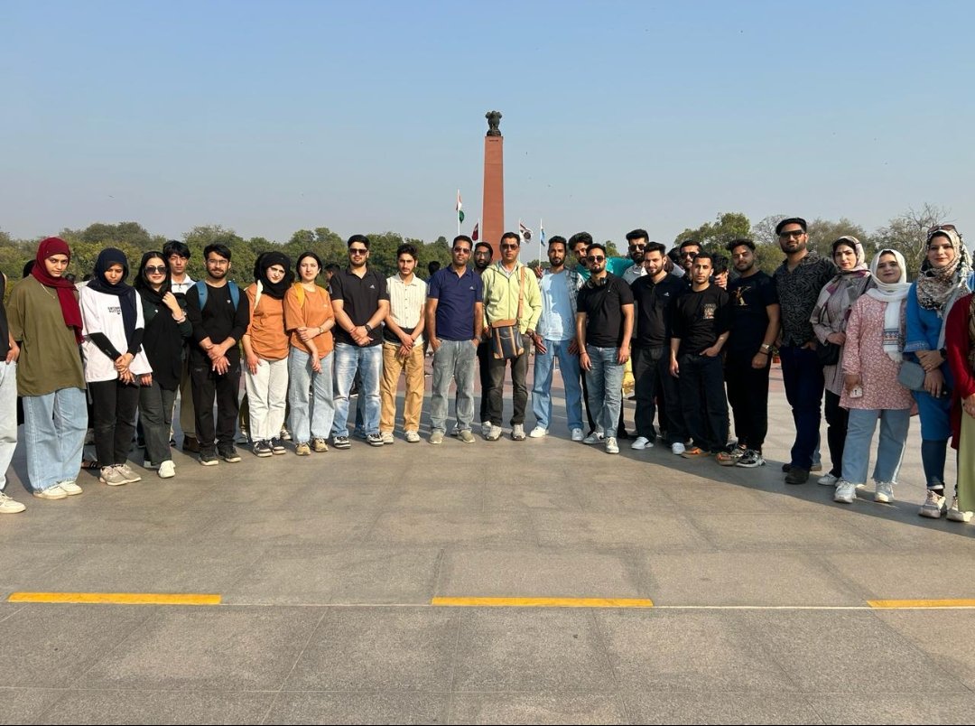 India Army today successfully concluded the Youth Exchange visit of 35 #kashmir University students to #NewDelhi. The journey embarked exploring Historical landmarks and even interacting with The Vice Chief of Army Staff @ChinarcorpsIA