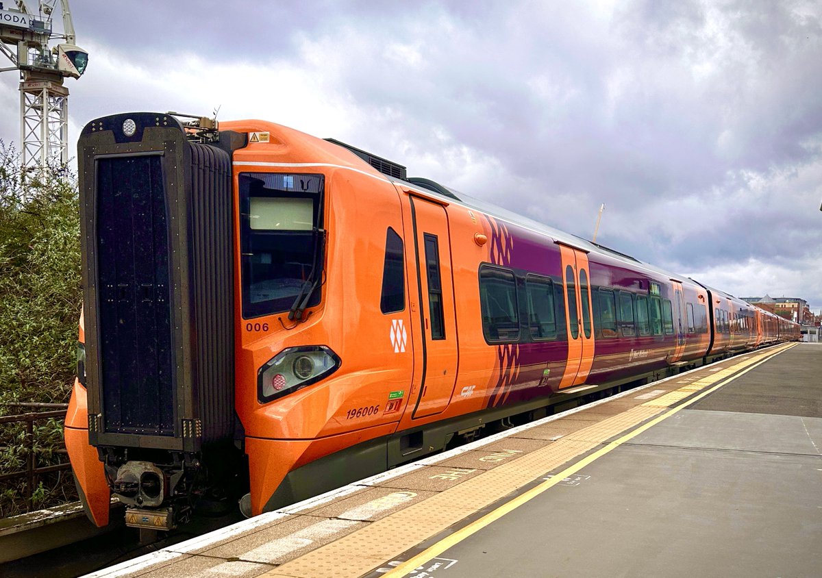 SnrConductorJim's tweet image. More unusual movements through Snow Hill earlier today; a 6-car #Class196!

#DispatchersOfTwitter #DispatchersOfX #RailwayFamily #RailwayLife #Railway