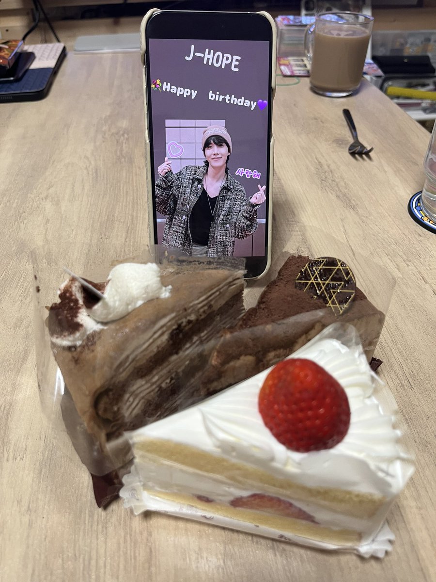 kinkoi613's tweet photo. 皆さんお久しぶりです！
なかなか忙しくポスト出来ませんでした💦
今日はホビのセンイルですね🎂
私もケーキを食べました🍴𓈒𓂂𓏸
兵役で頑張っているホビ���見ると私も頑張らないと！と思わされ、頑張れている気がします🤎
YouTubeにセンイル動画もあげたので是非観てください💜 https://t.co/RNWrVocaxZ