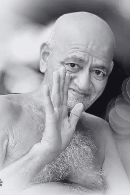 Arvindtomar91's tweet photo. गुरुवर आचार्य श्री 108 विद्यासागर जी महाराज का लंबी जीवनयात्रा से सल्लेखना पूर्वक समाधिमरण का समाचार बेहद पीड़ादायक है। कठोर तप और संयम से जीव कल्याण का मार्ग बताने वाले ऐसे गुरुवर को कोटिशः नमन। 🙏💐 https://t.co/mXANJsSBKi