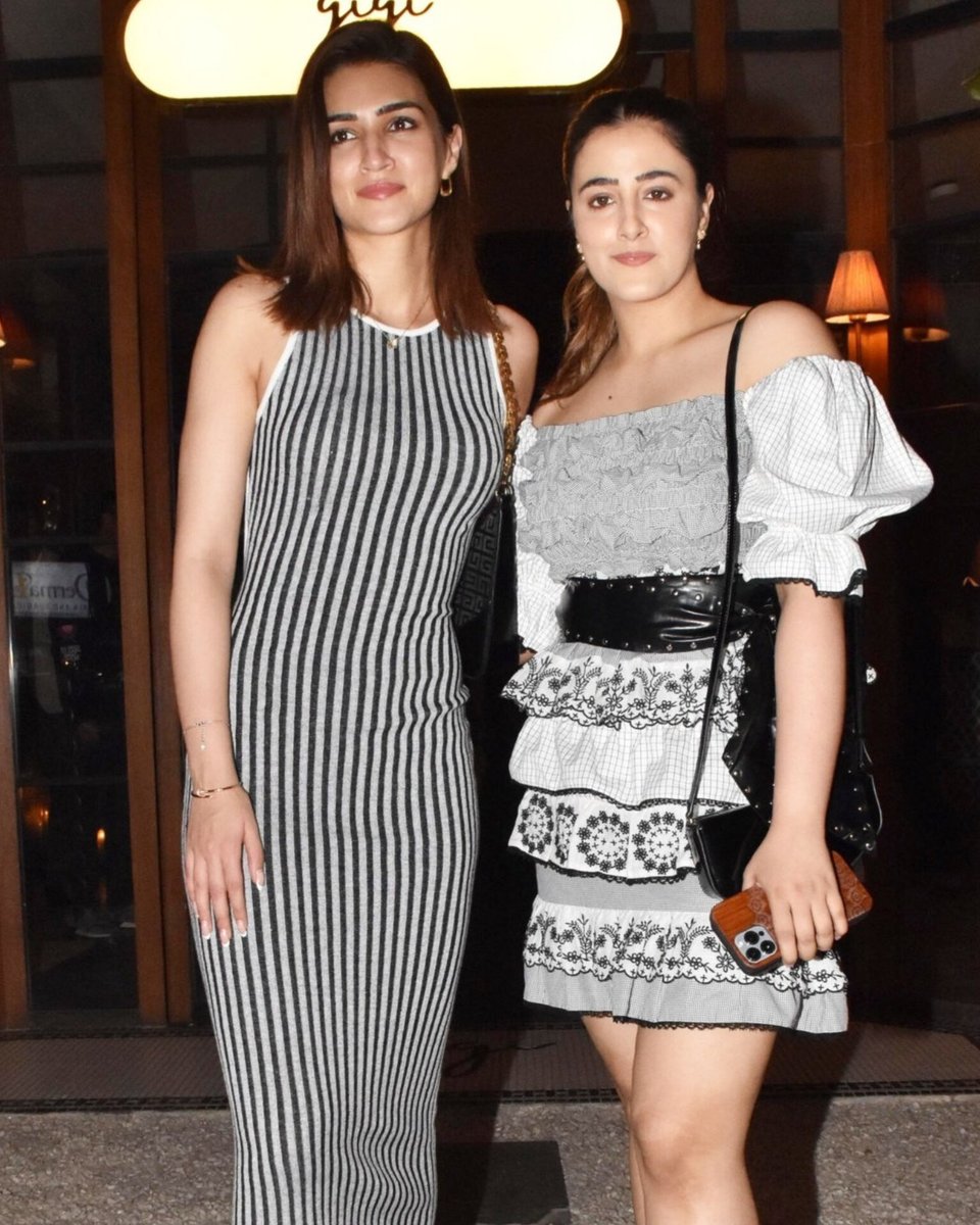 Strips 💟.
.
.
.
@kritisanon #KritiSanon
@nupursanon #nupursanon