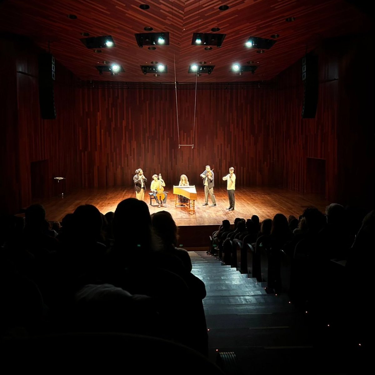 AnacroniaEns's tweet photo. What a wonderful experience in @auditoribcn ✨
🖤 We played like at home!
See you next time with new repertoire and a big team! 🌿
:
:
:
:
@jmspain_ @JMCatalunya @EsmucAntiga @ecos_festival @esmuccat #earlymusic #emergents #bachabelsociety #jcbach #cpebach #cfabel #musicaantiga https://t.co/6iuA69Ncxz