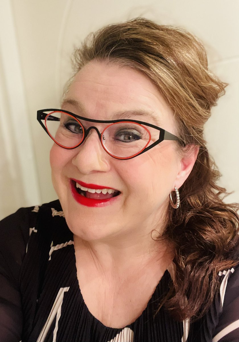 KatjaLuojus's tweet photo. Pitkästä aikaa liitelin eilen parketilla kuin joku Dancing Queen 🎼👠 Stagella tanssikansaa viihdytti pikkuveljeni @kivimaki_pasi, joten laatu musiikki oli taattu. Ja voi, miten oli hauskaa ja mukavaa. Tanssi yhdistää, tekee hyvää kropalle ja mielelle #tanssi #musiikki #liike https://t.co/dnLR2aTtTk