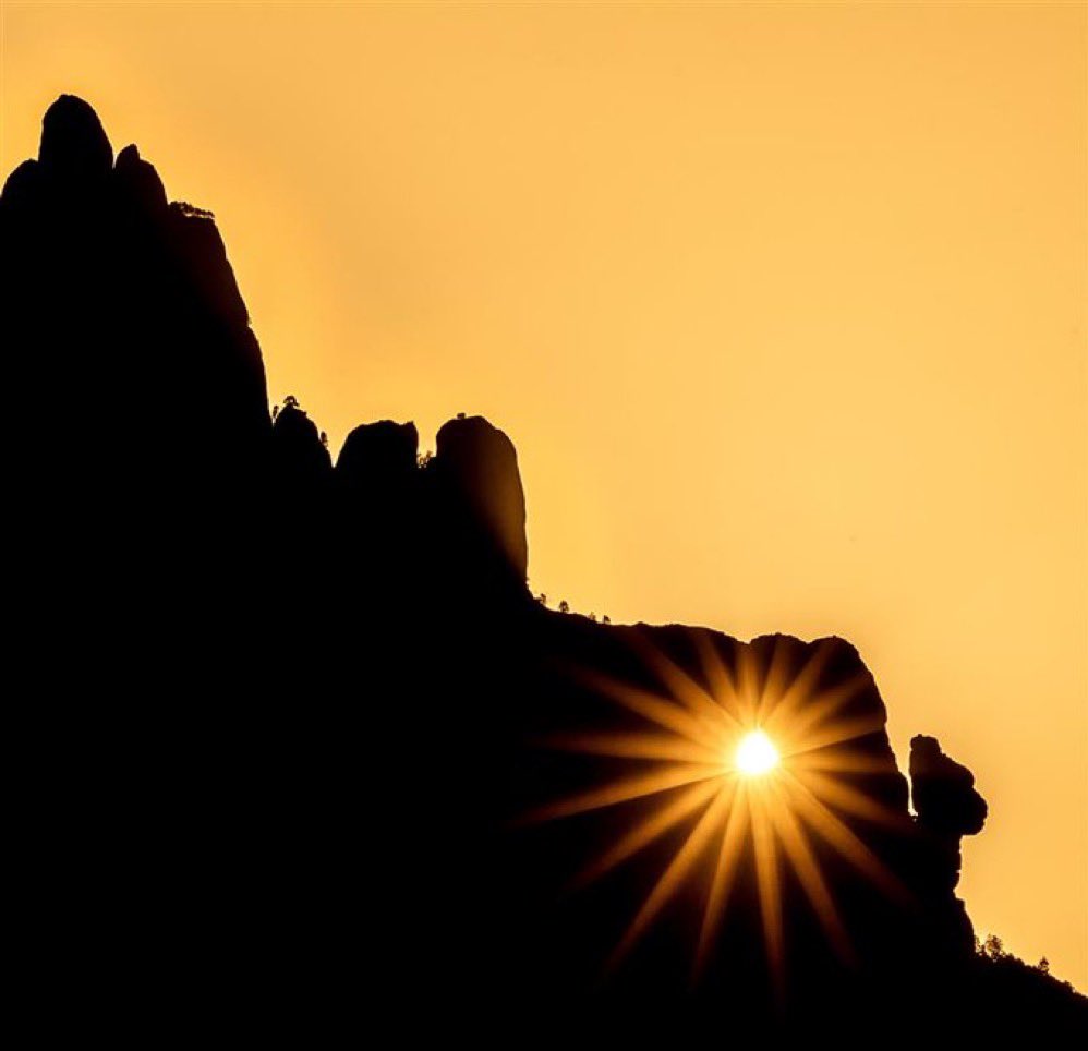La flor de sol és un fenomen que es produeix a la posta de sol els dies en què l'astre s'alinea amb la Roca Foradada de Montserrat. Es pot veure des del Vilar, al municipi de Castellbell i el Vilar, cap finals de febrer. Preciós😍