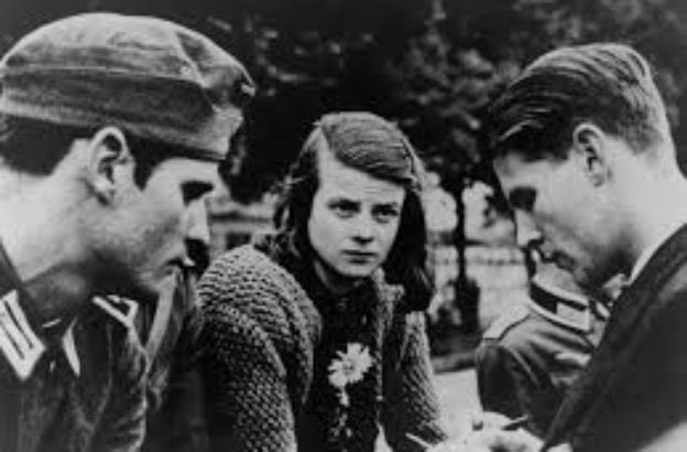 #18febbraio 1943 i nazisti arrestano i componenti del movimento la Rosa Bianca, un gruppo di resistenza tedesco contro la dittatura di Hitler formato da studenti. L’attività principale del gruppo operativo a Monaco di Baviera era invitare la popolazione…